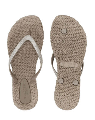 Cheerful 01 Flip Flops, Atmosphere